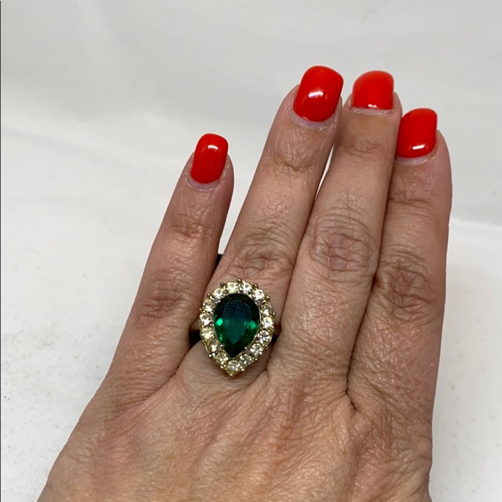 Vintage silver tone ring with ‘emerald’ glass